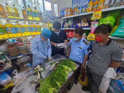 青河縣市監(jiān)局開展批發(fā)店面食用農產品快速檢測工作